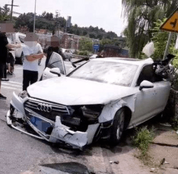 也许就是家人的痛苦 江油今天也发生了一起车祸 一辆奥迪被"撞废"