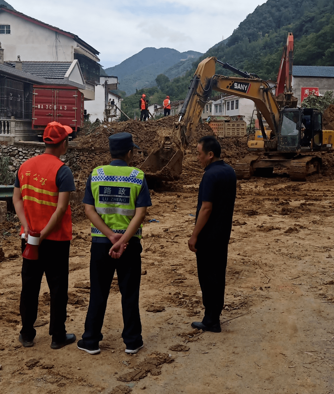 镇巴县人大常委会领导到包联镇督导灾后重建工作