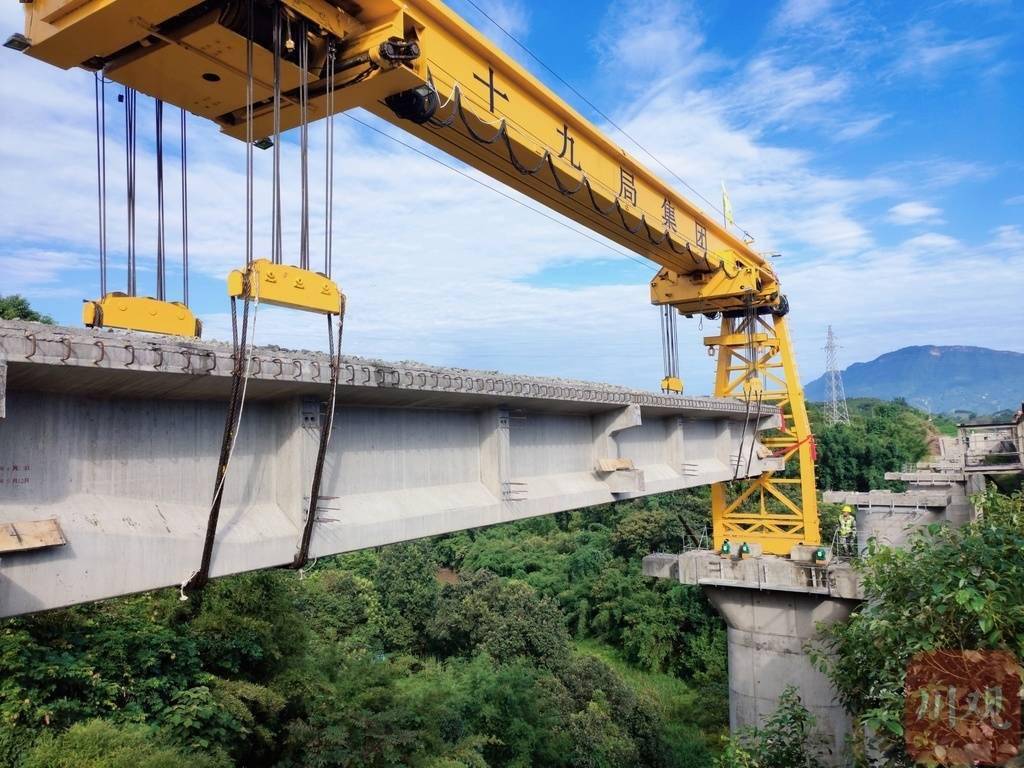 叙毕铁路(川滇段)铺架工程正式启动