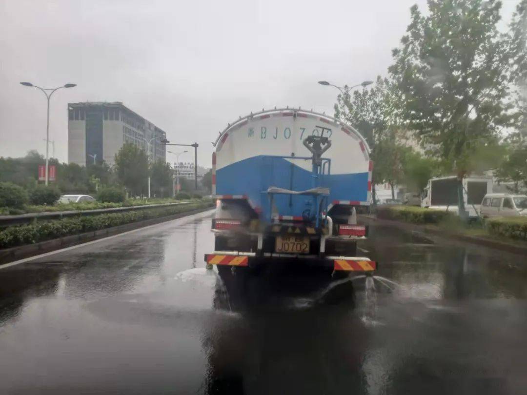 下雨天慈溪马路上洒水车还在作业真相来了