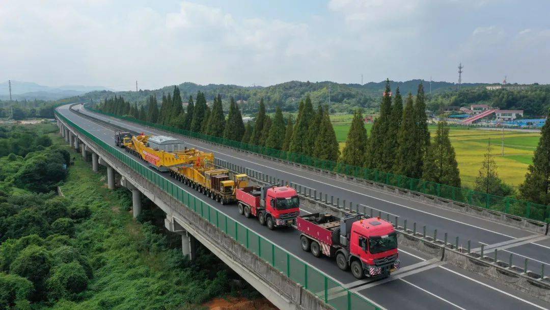 上湖南大件运输车组, 驶出衡阳市城区道路,经蒸湘收费站进入许广高速