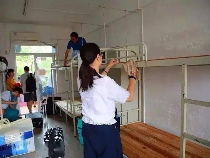 高中宿舍大比拼这个学校的宿舍也太舒服了吧
