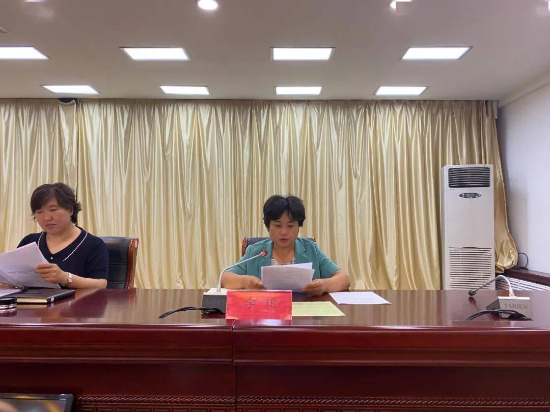 县妇联主席李珺同志宣读《突泉县妇联关于"倡导科学理性饮酒"的倡议书