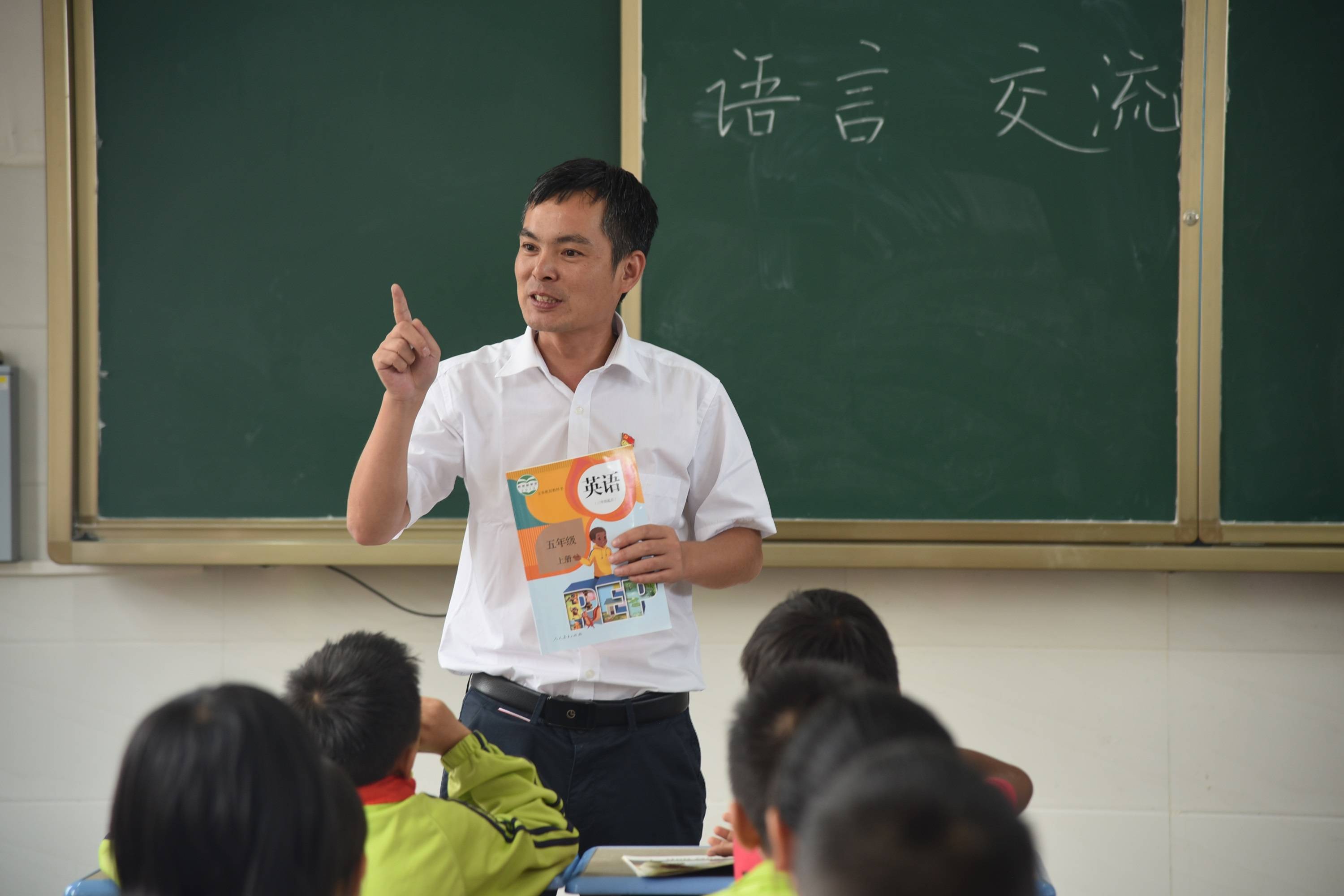 一次次朝着最偏远山村"逆行—记坚守贵州乌蒙山区的乡村教师杨明