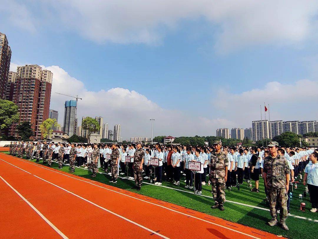 9月8日上午,景弘中学全体初一师生集结在操场,开启属于青春的征战之旅