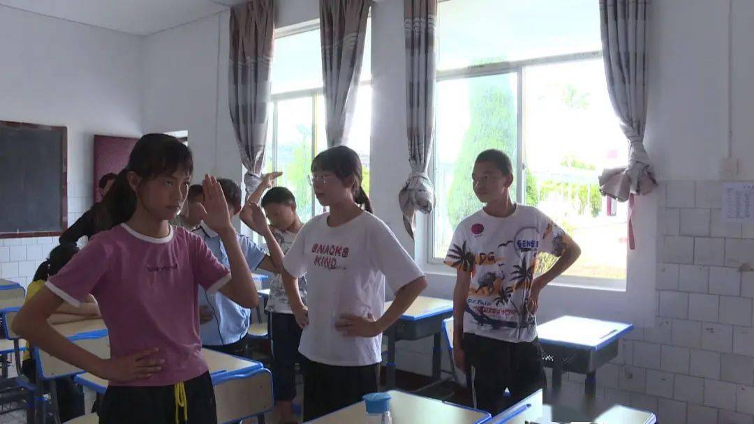 今年从云南师范大学毕业后选择来石屏做一名特殊教育教师,邓大伟告诉