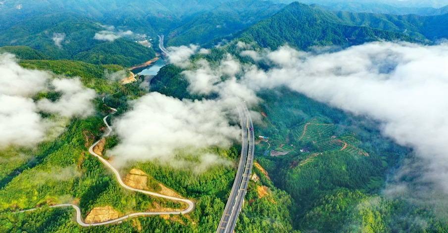 绿水青山丨赣州会昌:雨后云雾蒸腾,通村公路蜿蜒在崇山峻岭之间