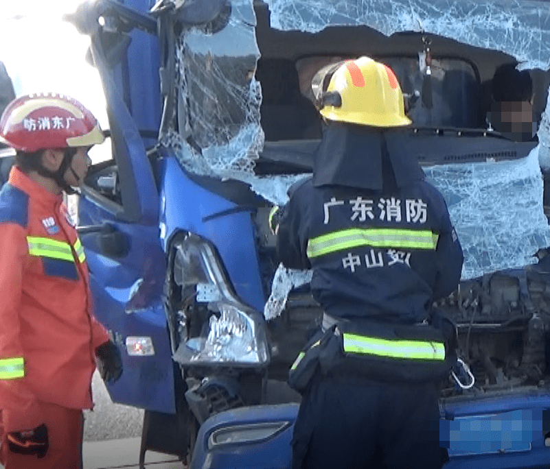 位于三乡镇三鑫学校高架桥前往广州方向发生交通事故有人被困,三乡