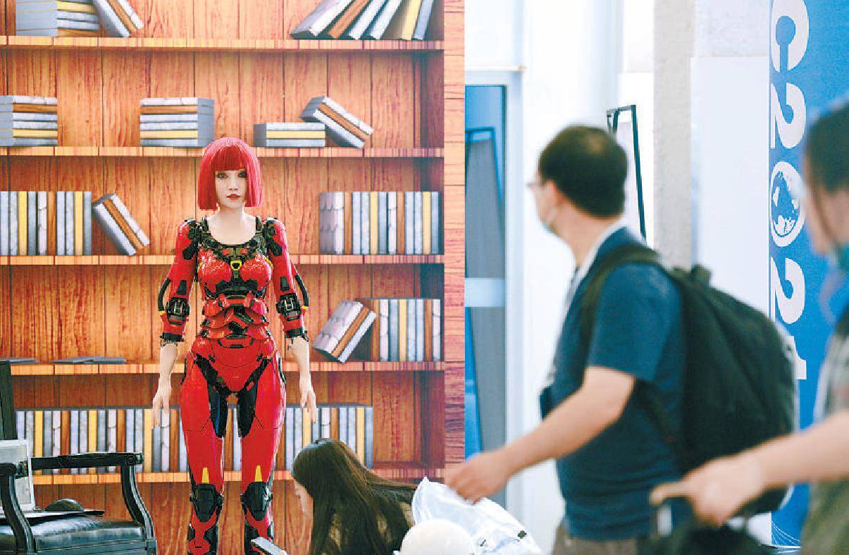 身着红色"装甲"的"女性"机器人十分炫酷.