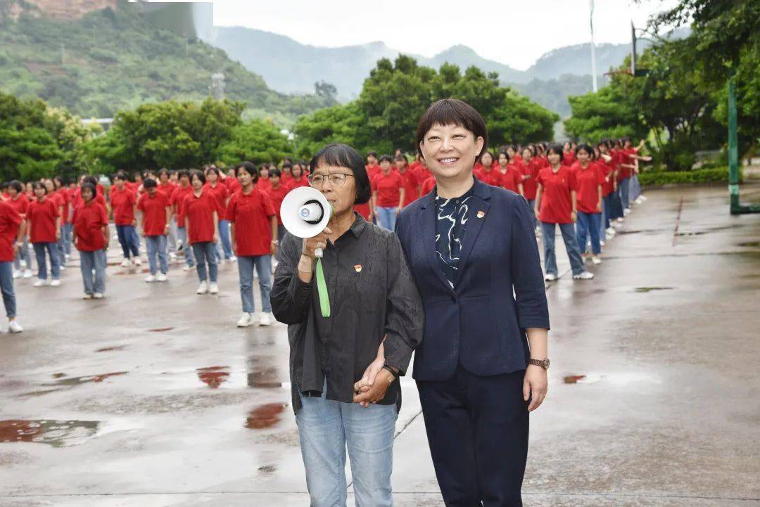 浦虹到华坪女子高中看望张桂梅老师