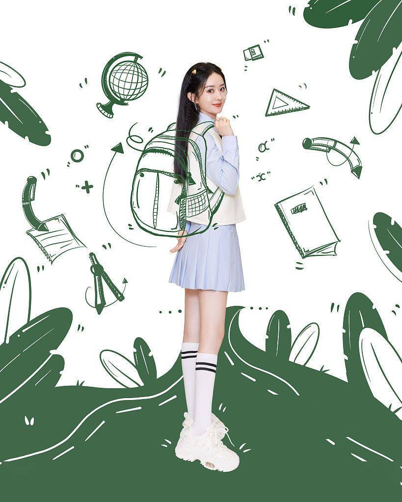 赵丽颖绿野大片清纯靓丽 穿学院风套裙手捧鲜花笑容甜美