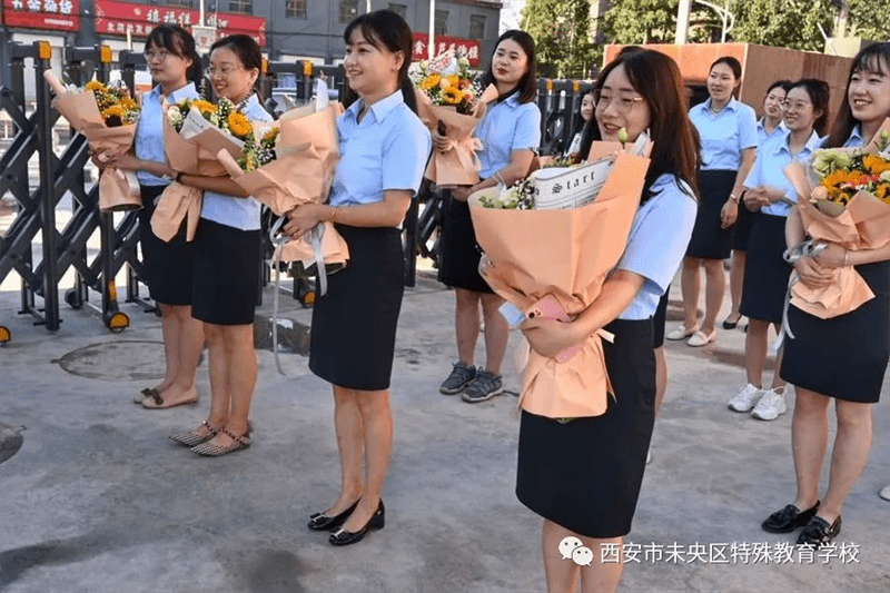 鲜花和蛋糕献给最美的你们—西安市未央区特殊教育学校教师节庆祝