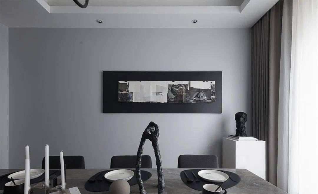 这套180㎡现代简约风,加入了大量的黑色与灰色墙面与家具,营造出一种