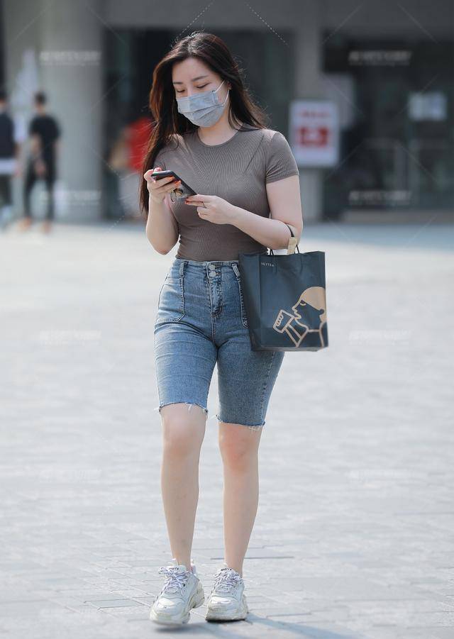 方法|灰色针织短袖搭配五分紧身牛仔裤，臀大胯宽也能穿，还很有女人味