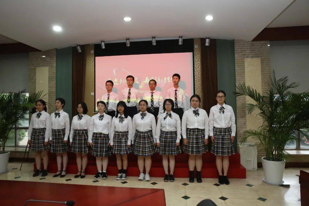活动在七宝中学学生合唱团一曲《中国梦想》的动人歌声中拉开序幕,接