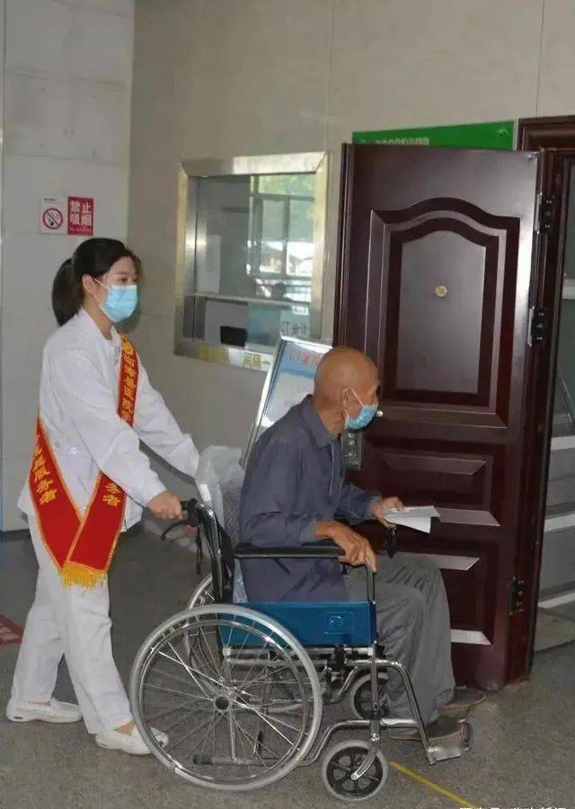 邯郸:一八旬老人坐轮椅独自就医,竟眼含热泪要下跪?背后原因令人泪目!