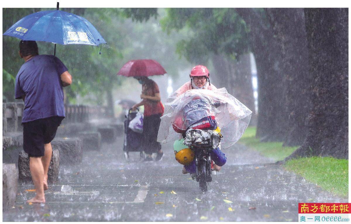 深圳市大部分地区出现强雷雨天气,多区暴雨橙色预警生效,其中降雨最大