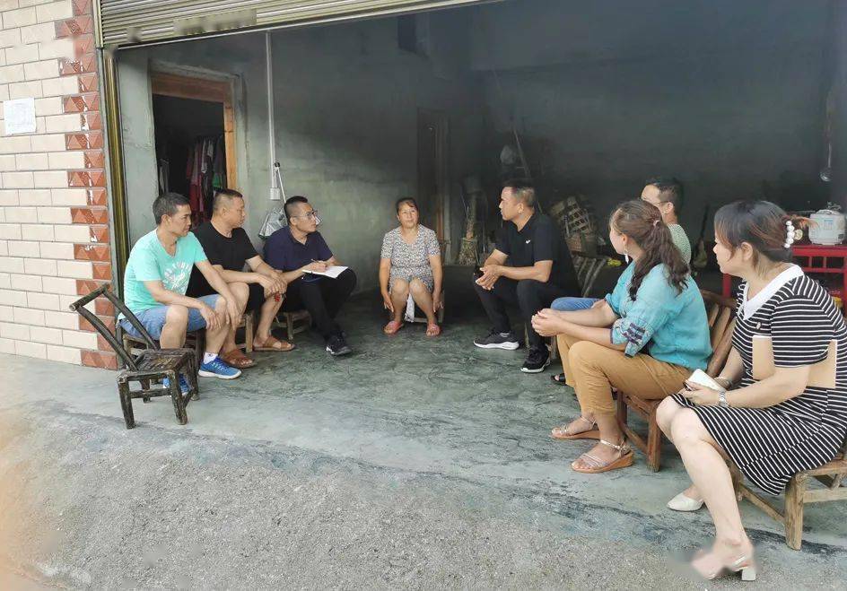 下河渠察看土地;下午,走访建档脱贫户;傍晚,与沈镇长走访孤儿胡泽兴