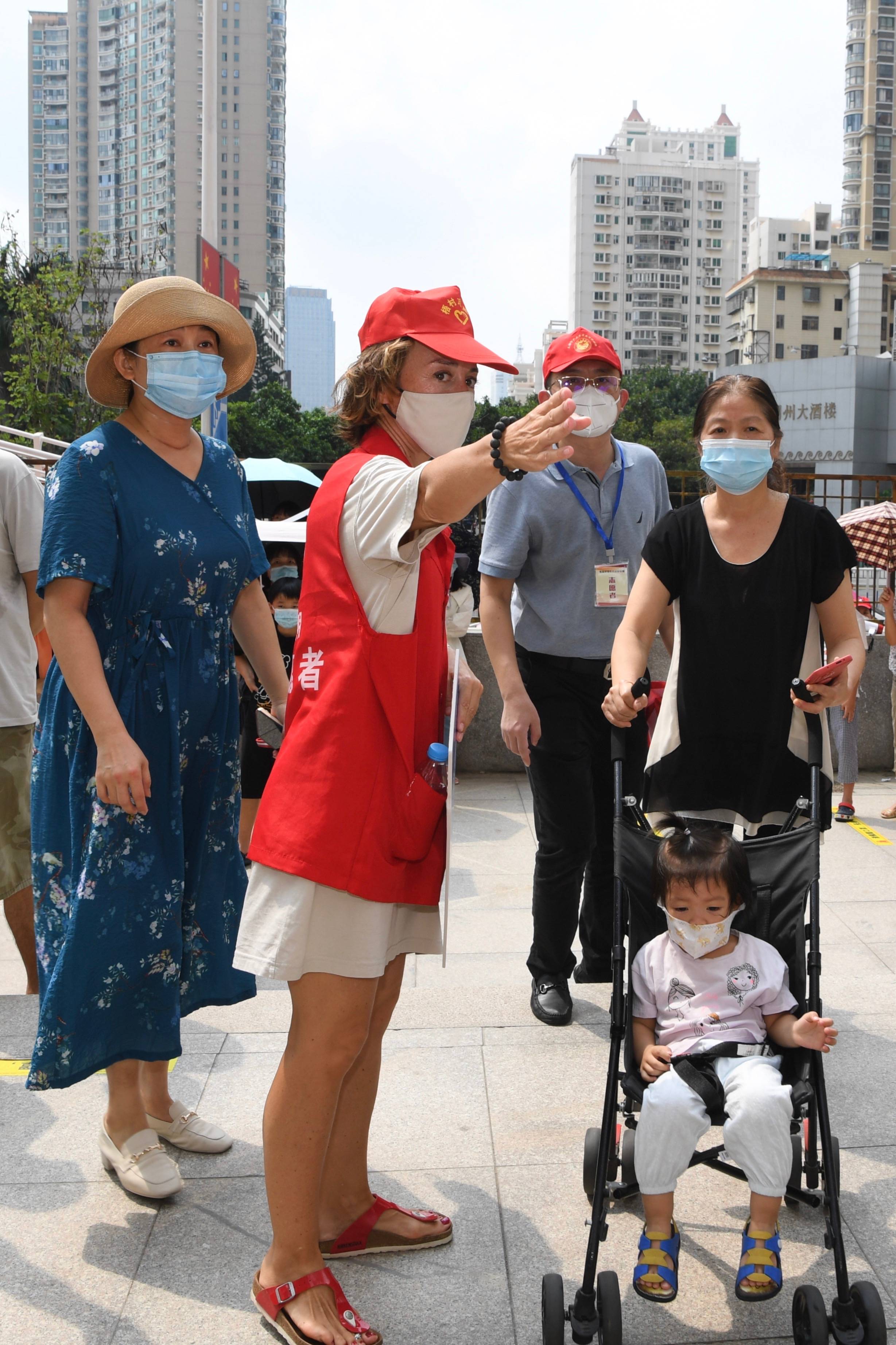 9月18日,在厦门海湾新城核酸检测点,来自塞尔维亚的志愿者安娜(左二)