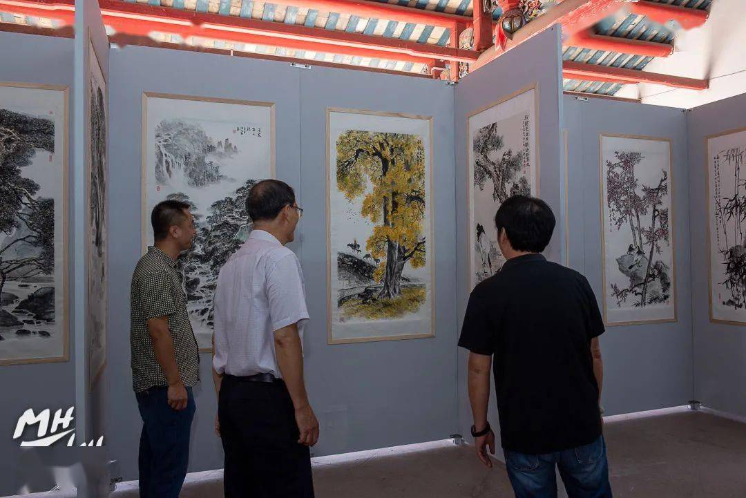 早年学习西方绘画,后转攻中国画及书法,师从陈才俊老师及王浩老师.