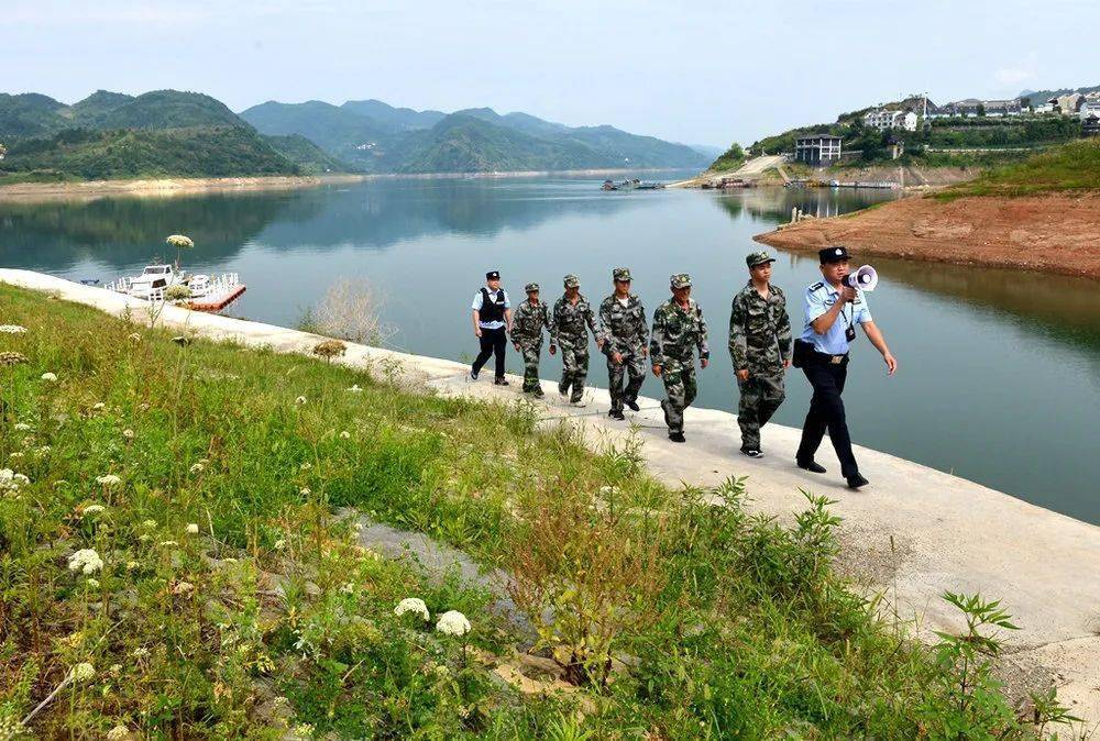 "9月7日一大早,竹山县公安局上庸派出所护水队就开始行动,他们一边拿