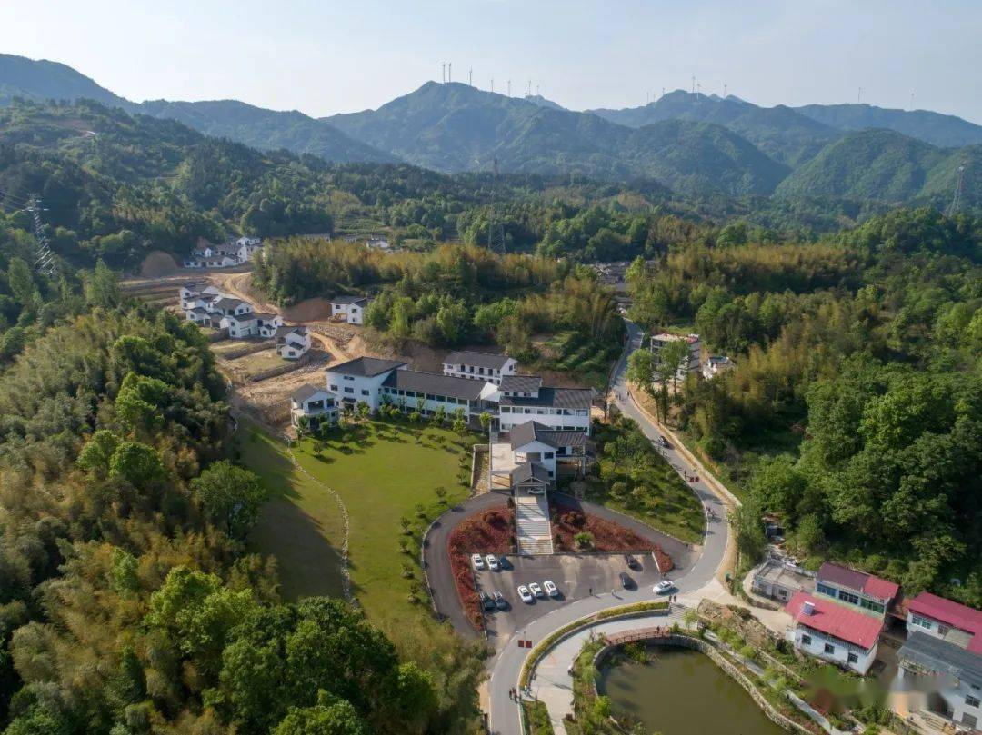 大湾新颜—六安市金寨县花石乡(秦锐/摄)大湾村(洪传伟/摄)春山新