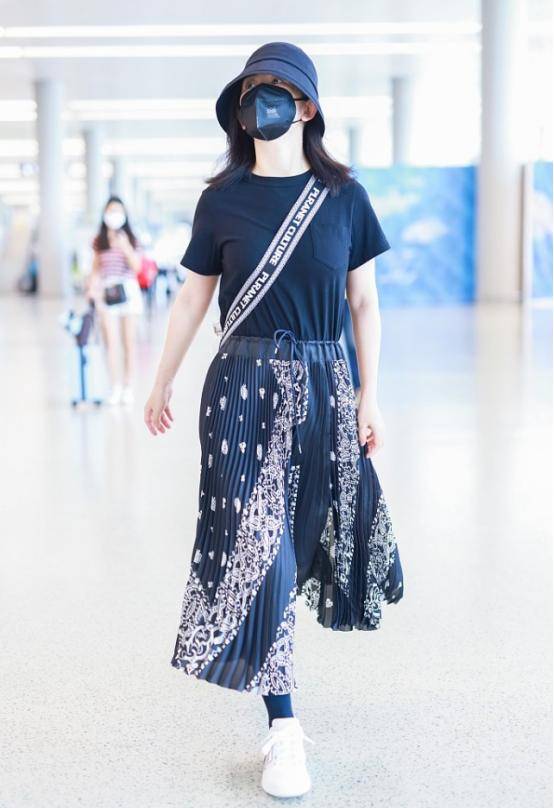 黑色 40岁的谢娜很会往年轻了穿，休闲装也有灵气，裙子展现女人味
