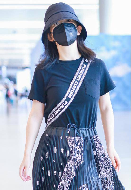 黑色 40岁的谢娜很会往年轻了穿，休闲装也有灵气，裙子展现女人味