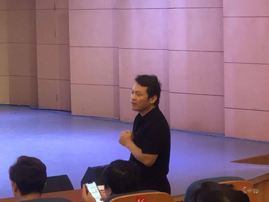 山东省教育厅文体处翟文璐科长,临沂大学音乐学院王秀庭院长出席,六十