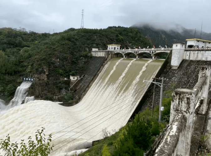 商洛二龙山水库翻坝啦,气势磅礴