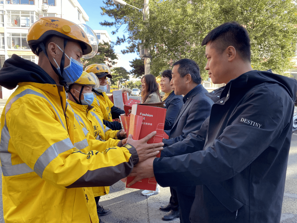 仪式现场,绿园区总工会向美团骑手代表发放了中之杰何锶,爱心大礼包