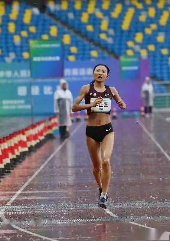 雨战夺银!我校运动员李芷萱获全运会女子马拉松亚军_比赛