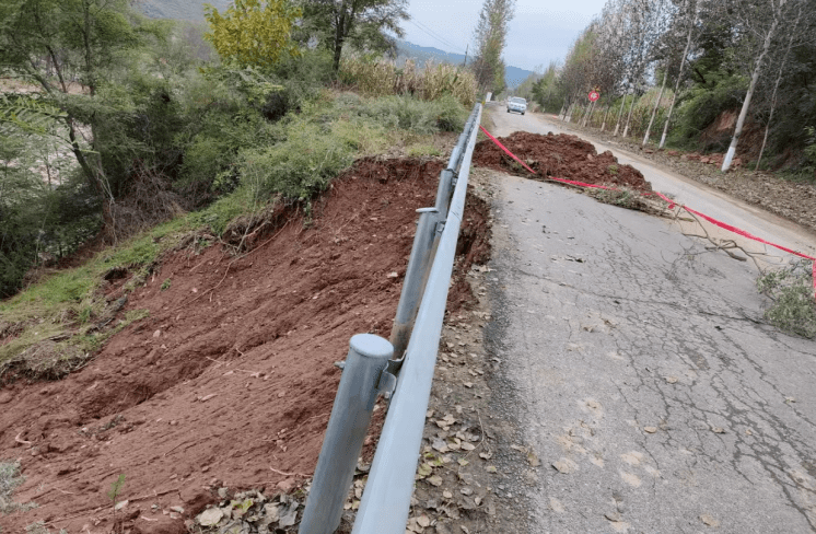 241国道上县村路段668km处,由于雨季较多造成该路段塌方落石,易发生