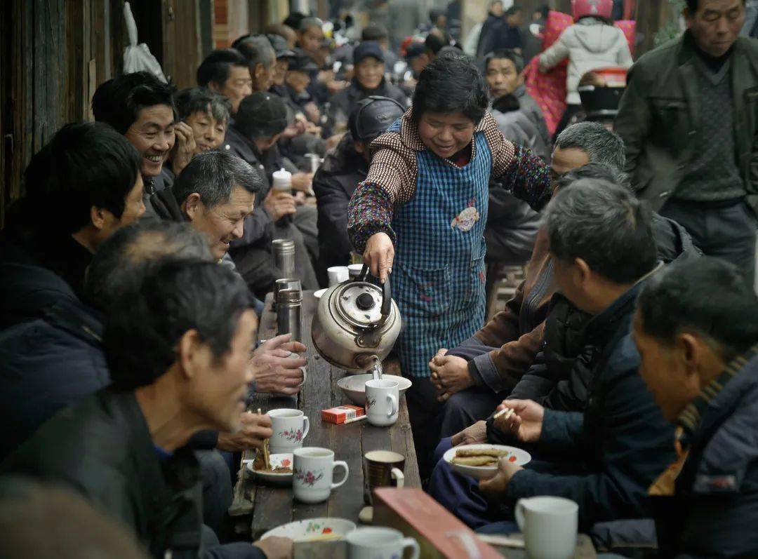 调好闹钟,跟着小强一起去吃游埠早茶,这场烟火气十足的吃播不容错过!