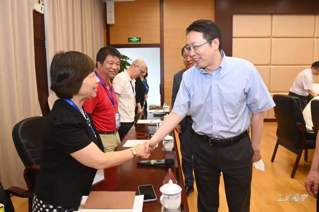 区长王华主持召开静安区政府第236次常务会议,区委常委,副区长刘燮
