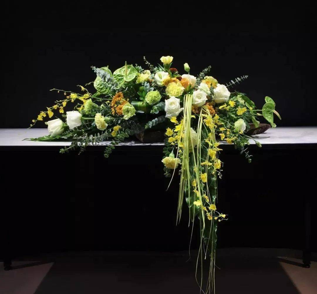 插花的运用场合也越来越多,户外的花坛,大型花艺景观之外,不同的室内
