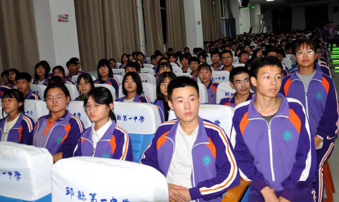 进一步帮助学生树立民族自尊心,自信心,9月28日晚,邱县一中在报告厅