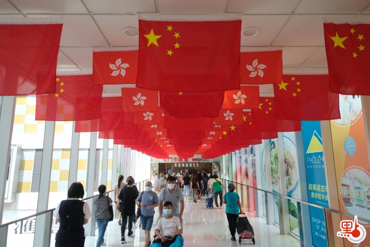 港媒:国庆节将至,香港街头飘扬国旗和区旗