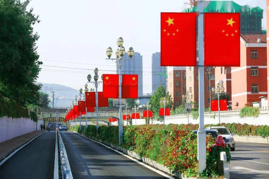 章丘:挂国旗迎国庆 满城洋溢"中国红"_五星红旗