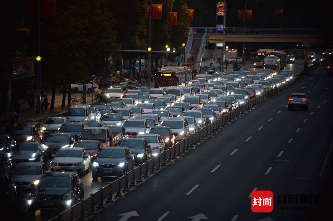 9月30日黄昏,成都城区滨江路交通顺畅.