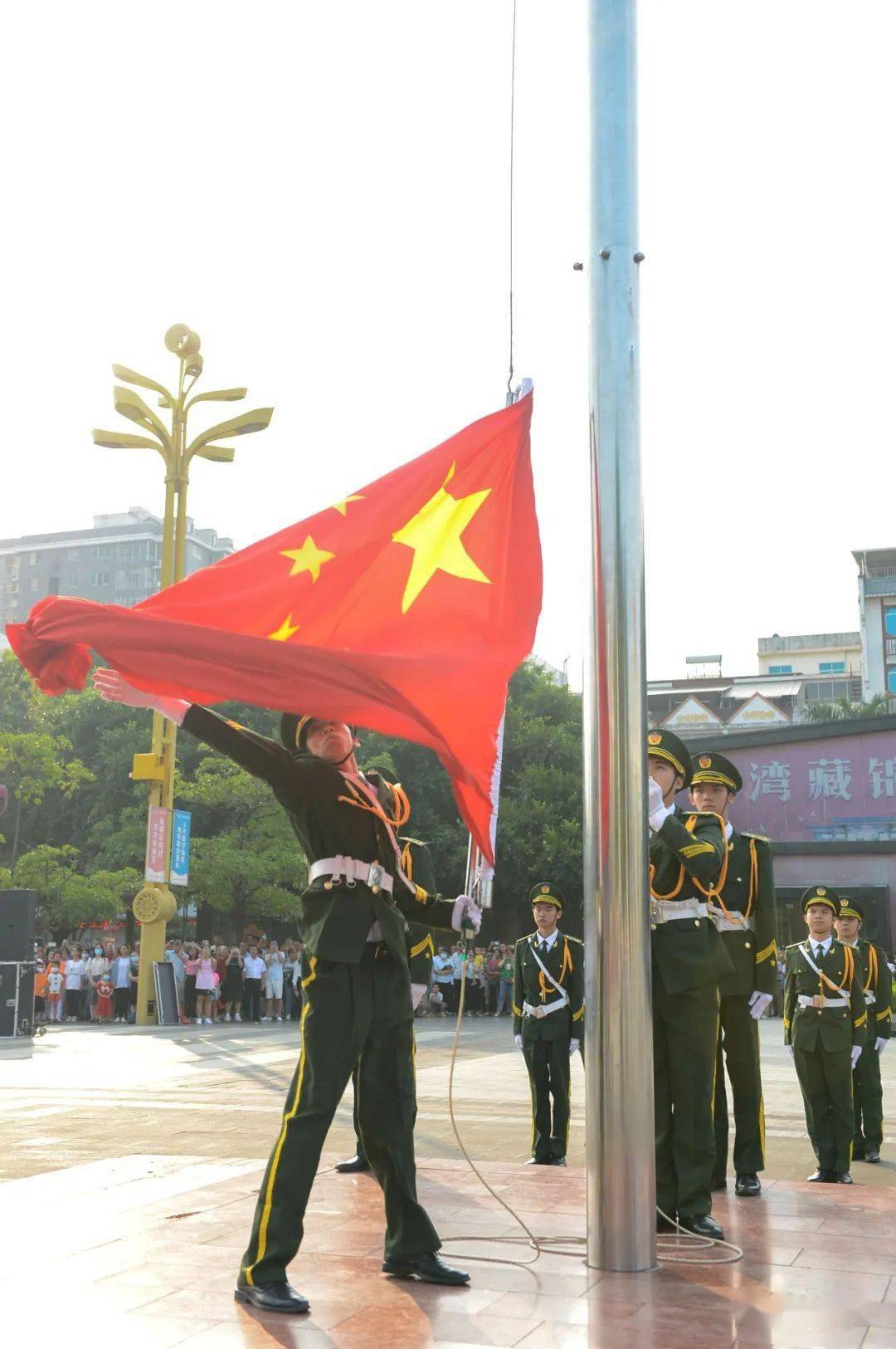 田阳区多地举行国庆节升国旗仪式 热烈庆祝中华人民共和国成立72周年