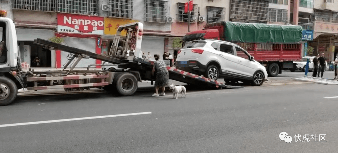 伏虎一小车失控拦路中护栏几十米,还殃及对向车辆