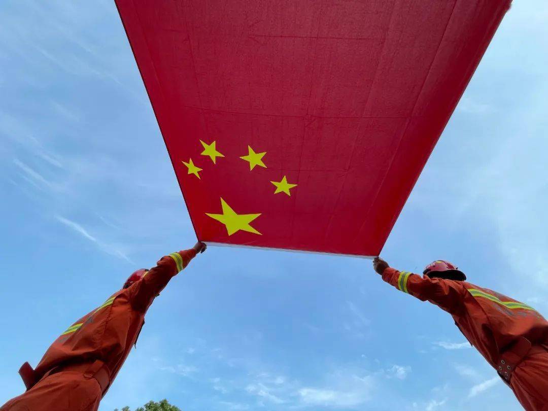 72周年凝聚着14亿中国人民的赤子之心一面五星红旗我和国旗合个影来啦