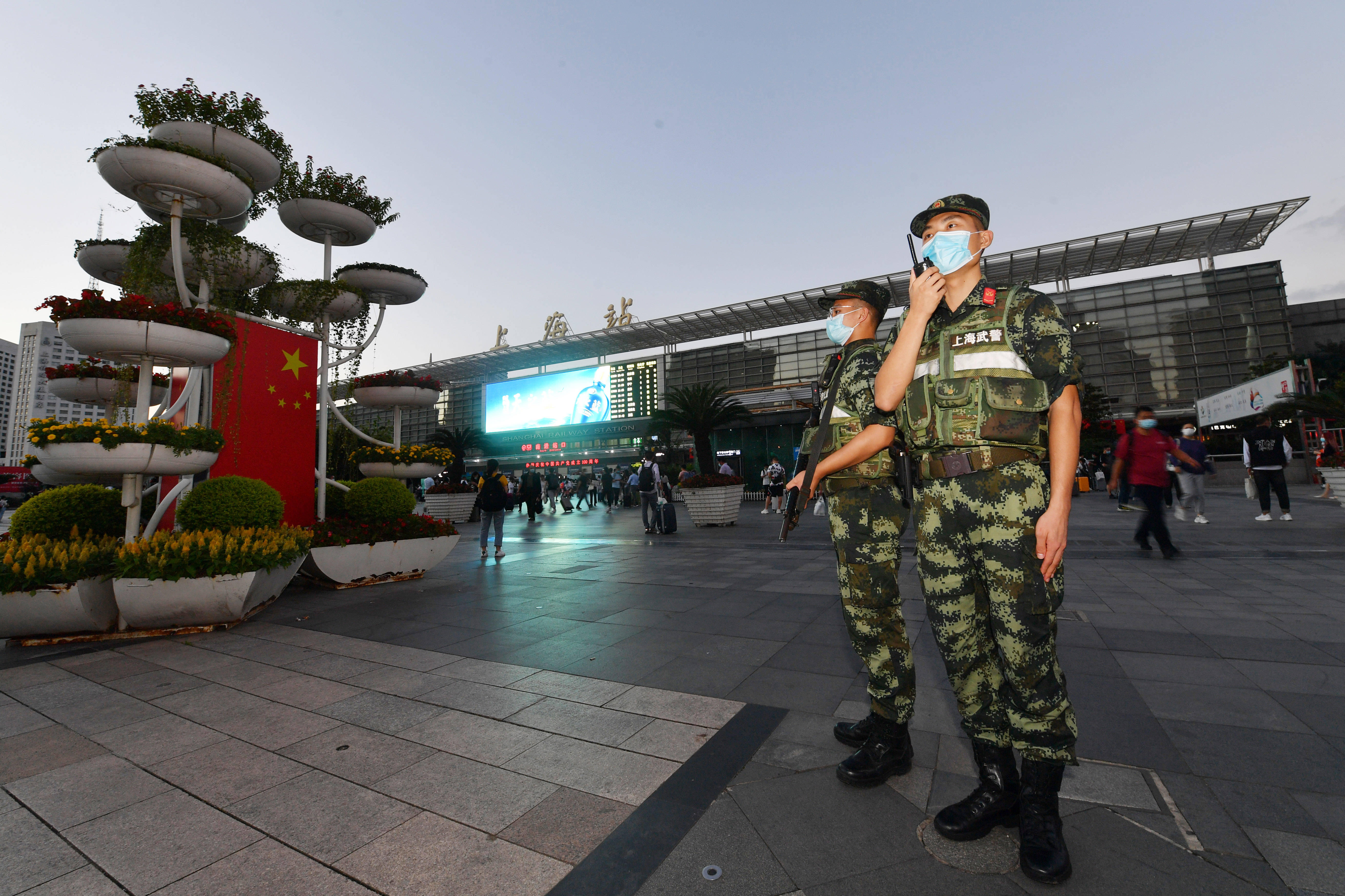 10月1日,武警上海总队执勤第三支队某中队官兵在上海火车站重点区域