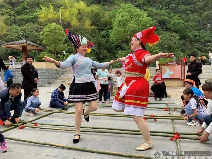 凌云县壮族妇女欢快地跳起竹竿舞.