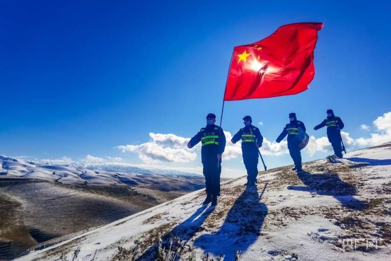 2021年10月2日,边境民警正在边境前沿踏雪巡查.