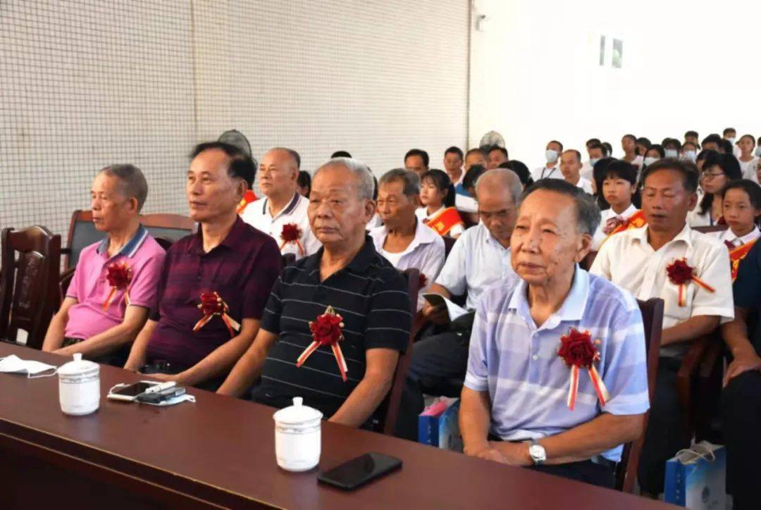 县第二华侨中学隆重举行揭西县第二华侨中学贡山小学校董会颁奖典礼