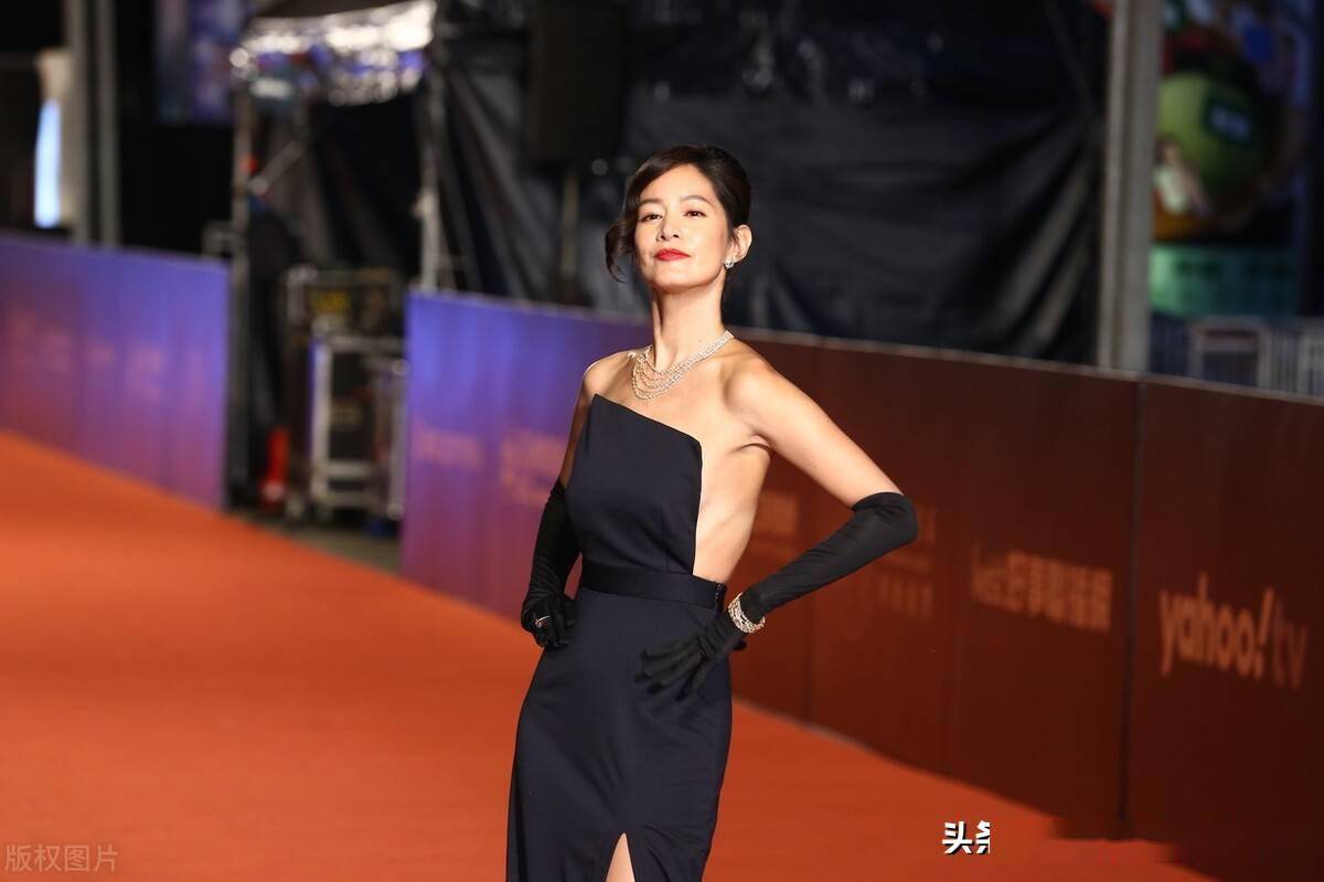 2021年10月2日,台北,第56届台湾电视金钟奖红毯上,美女帅哥齐聚.