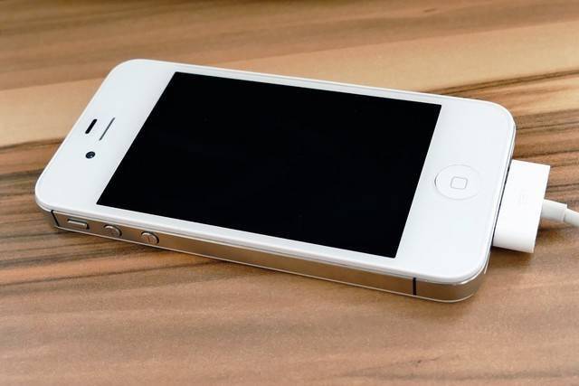 苹果公司新ceo提姆·库克在发布会上发布iphone 4s