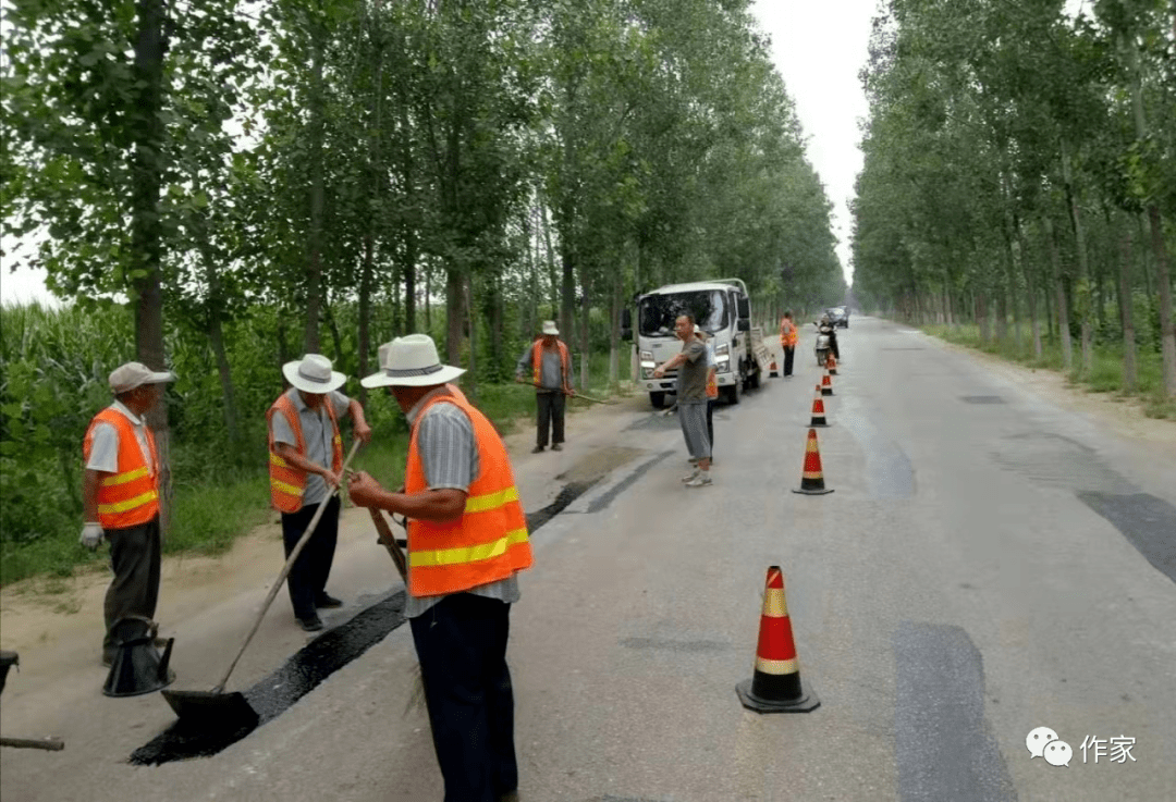 张凤垒尹燕默默奉献甘当农村公路养护的铺路石